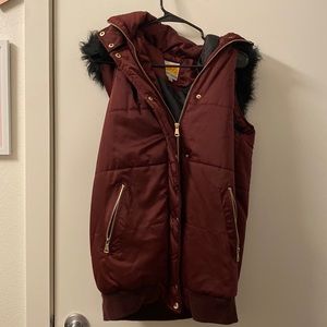 Puffer vest maroon with black faux fur